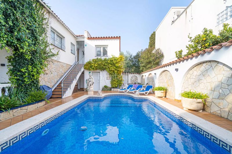 Foto 9140c621-fb88-45f6-a9f8-7f7f970e664d. Casa amb aparcament piscina a Muga - Gran Reserva - Badia Empuriabrava