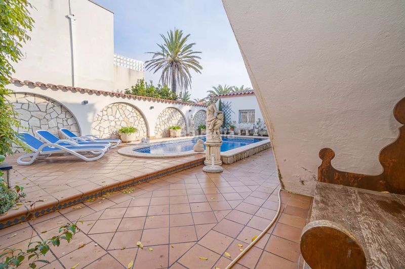 Foto a8a52ba6-7217-448e-a7ab-859126938d69. Casa amb aparcament piscina a Muga - Gran Reserva - Badia Empuriabrava