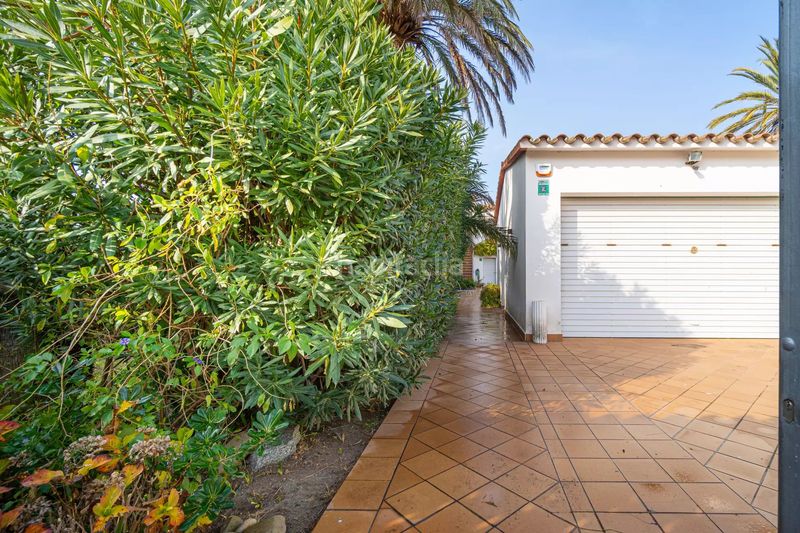 Foto cc03ed60-7757-44bd-8180-8ebdcf86bebd. Casa amb aparcament piscina a Muga - Gran Reserva - Badia Empuriabrava