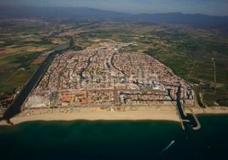 Foto 0bcdea1e-58fa-4a15-b130-0de3b6aeb213. Pis amb piscina a Sant Maurici Empuriabrava