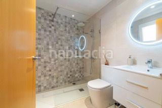 Foto 0ba11a14-8ebb-4482-ae76-2f79983b4c42. Piso  luminoso con jardín privado, piscina y espectacular terraza . en Palau-saverdera