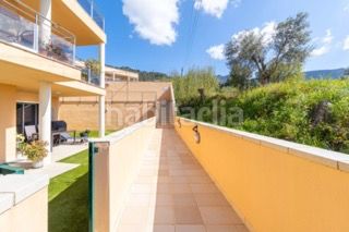 Foto b664f6c2-b2a9-4701-8474-752855b15844. Piso  luminoso con jardín privado, piscina y espectacular terraza . en Palau-saverdera