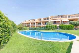 Foto f67a6652-f969-42b1-816b-d383f2955425. Piso  luminoso con jardín privado, piscina y espectacular terraza . en Palau-saverdera