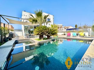 House  Carrer montgrí. Magnífica casa con piscina cerca del centro y playa de empuriabr