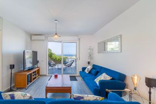 Appartamento in Puig Rom-Canyelles-Almadrava. Luminoso apartamento con amplia terraza, vistas al mar y plaza d