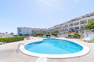 Pis  Carrer sant maurici. Apartamento con 3 habitaciones y licencia turística.
