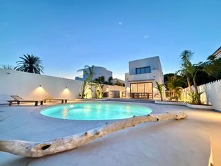 Casa  Carrer segre. Villa de arquitecto en venta con amarre privado de 12 m en empur