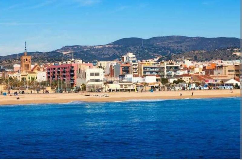 Foto f1ac1160-3942-477f-b6f0-1b9b7e16cdc1. Local comercial en La Salut Badalona