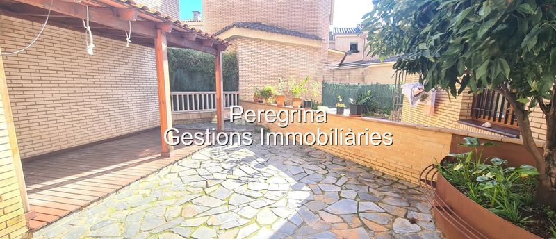 Foto c7223b33-9a79-4b53-8a14-1efb75aa4e88. Casa adossada amb aparcament a Centre Blanes