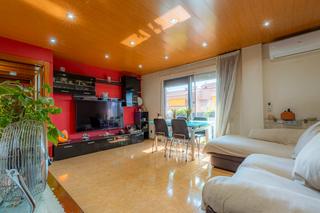 Etagenwohnung in Can monic. Totalmente reformado con buenos acabados, dos balcones, en finca