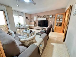 Appartement  Carrer de céllecs. Junto a la plaça de la libertad, en buen estado, de 3 dormitorio