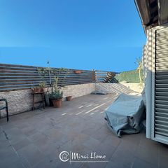 Duplex in Provençals del Poblenou. Dúplex reformado con terraza privada, piscina y acabados moderno