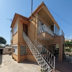Xalet a Parets del Vallès. ?? unifamiliar con 3 viviendas | 8 habitaciones | 32 placas sola