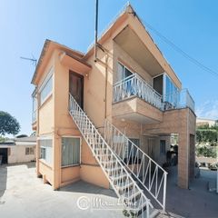 Chalet in Parets del Vallès. De 294 m² con 3 zonas de vivienda, 8 habitaciones y 32 placas so