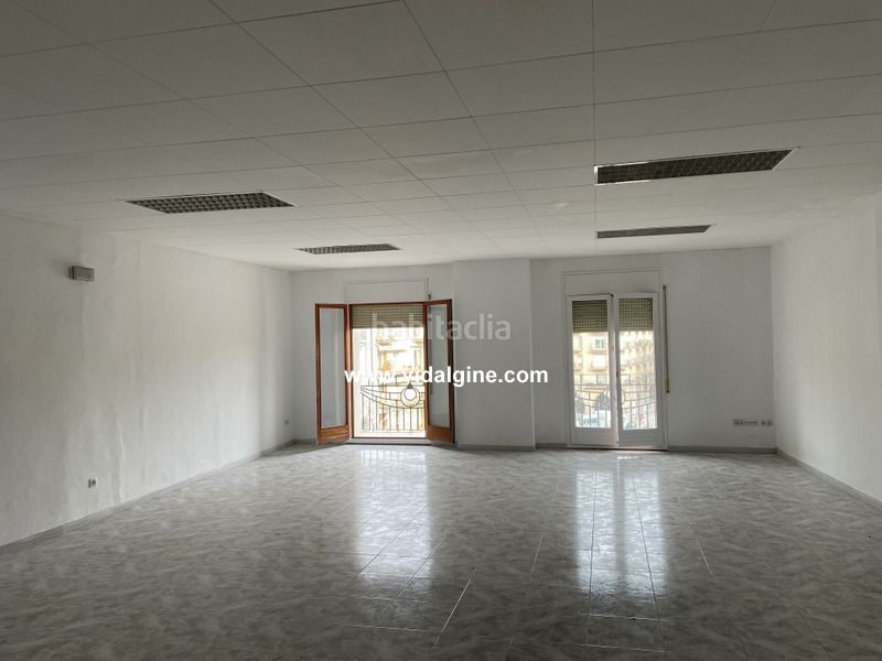 Foto 5ba80c47-c8f0-4b69-8245-58a8ec3aa98c. Rent business premise in Balaguer