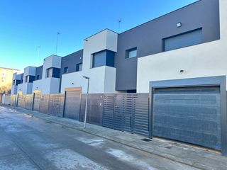 Casa adossada a Carrer de Narcís Monturiol