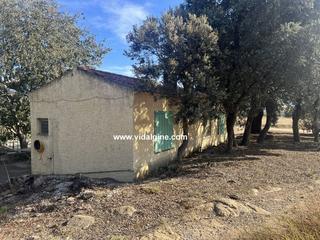 Masia  C-26. Terreny rústic amb casa i piscina