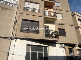 Pis  Carrer d'almata. Habitatge amb terrassa i magatzem addicional