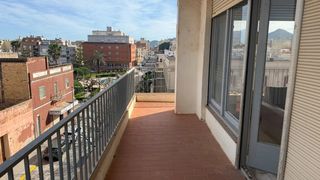 Pis a Zona Hospital. Amplio piso exterior de 4 habitaciones con ascensor y mucha luz