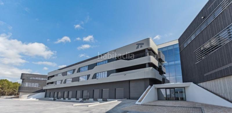 Foto 680a0fbb-a098-45b4-8410-ed7302ecc54c. Rent industrial building in Zona Industrial Barberà del Vallès