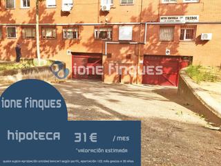Aparcament cotxe a Ca n'Oriac. Plaza de párking de fácil maniobra!