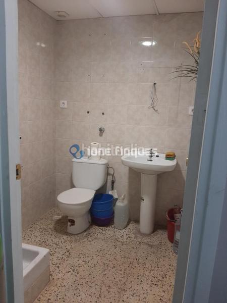 Foto 572ac5ac-6f8b-4386-94c0-e438b6152f8c. Local comercial ione finques ofrece en Centre Ripollet