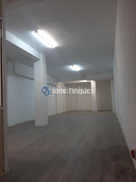 Foto 87243c93-ffac-4d5c-816c-1e6f2e926620. Local comercial ione finques ofrece en Centre Ripollet