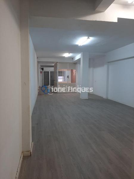 Foto cd010f70-fd75-46f5-97d3-dcaa283ddb58. Local comercial ione finques ofrece en Centre Ripollet