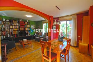 Pis a Eixample. Ione finques ofrece