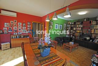 Etagenwohnung in Eixample. Ione finques ofrece