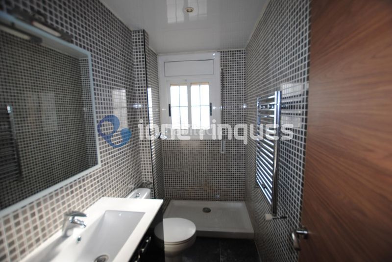 Foto 39e1bc3e-c3dd-4878-ab89-fe20a0e49f0f. Casa adossada amb calefacció aparcament a Torrent del Capellà Sabadell