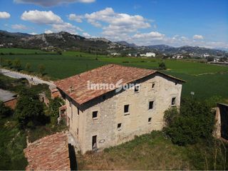 Country house in Masies de Voltregà (Les). Masía con terreno agrícola y urbanizable en masies de voltregà