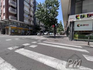 Aparcament cotxe a Eixample Nord. Plaza de aparcamiento en calle creu esquina con tracessia de la