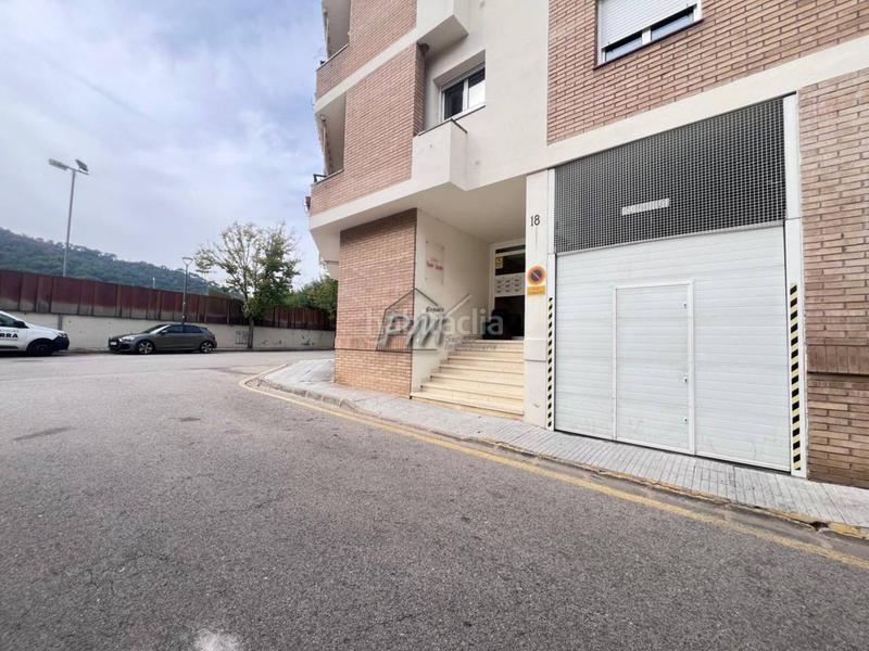 Foto ddd50f8e-c3fb-4a87-9d73-966d15783bc3. Aparcament cotxe a Bescanó