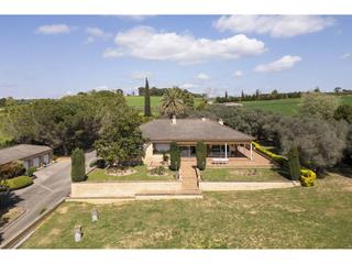 Chalet à Cornellà del Terri. Venta de una villa en cornellà del terri