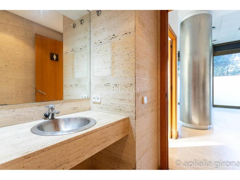 Foto b8496a30-6f75-43a5-a37b-6af93f6b321a. Local comercial a Eixample Sud-Migdia Girona