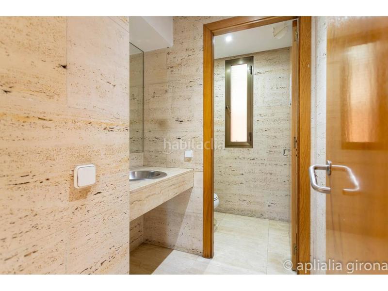 Foto d3dad8d3-8863-4426-859f-111b89648fb4. Local comercial a Eixample Sud-Migdia Girona