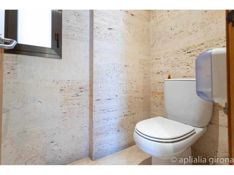 Foto eeb1a75a-9115-40d9-ad9b-a663980f4815. Local comercial a Eixample Sud-Migdia Girona