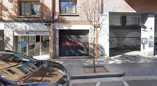 Local Comercial a Carrer de galileu 17. Local con patio y luz natural / local amb pati i llum natural