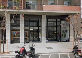 Alquiler Local Comercial en Carrer de pallars 73. Amplio local para uso comercial o de oficina / ampli local per 