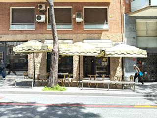 Transfer Business premise in Carrer de calvet 50. Local con licencia c3 y terraza / local amb llicència c3 i terra