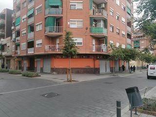Pas-de-porte Local commercial à Plaça de narcís monturiol 4. Local con salida de humos / local amb sortida de fums