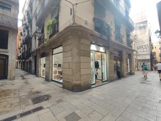 Umzug Geschäftsraum in Carrer de la boqueria 33. Local esquinero con licencia de moda y complementos / local cant