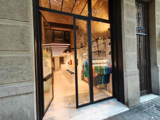 Pas-de-porte Local commercial à Carrer del parlament 37. Local con licencia de moda y complementos / local amb llicència