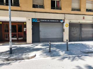 Alquiler Local Comercial  Carrer de emilia pardo bazán 14. Local con luz natural diáfano / local amb llum natural diàfan