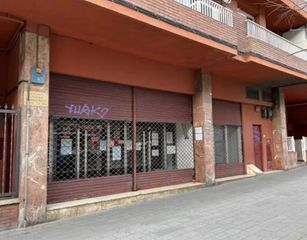 Lloguer Local Comercial a Passeig de llorenç serra 22. Local céntrico y con gran visibilidad / local cèntric i amb gran