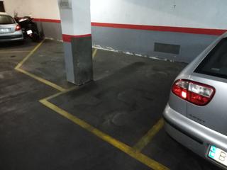 Aparcament cotxe a Carrer de santiago rusiñol 7. Para coche pequeño y moto 4,30 x 1,90x 4,60