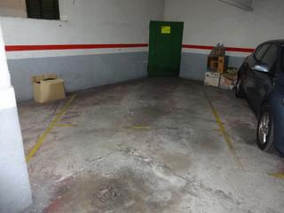 Parking coche en Carrer del congrés 100. Plaza para coche mediano y moto
4,50 x 2,70 metros.
la plaza t