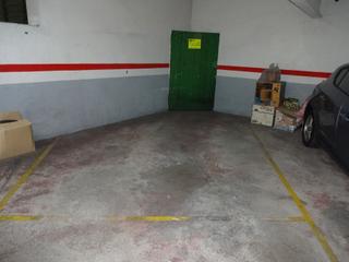 Parking coche en Carrer del congrs 100. Plaza para coche mediano y moto
4,50 x 2,70 metros.
la plaza t
