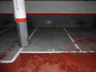 Aparcament cotxe a Carrer del duero 40. Parking coche pequeño o 2 motos, ascensor y aseo